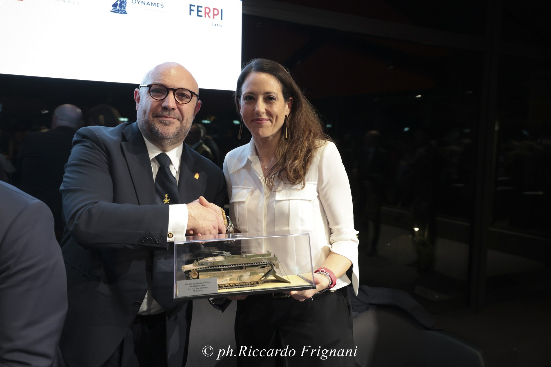 Consegna ricordo a una relatrice